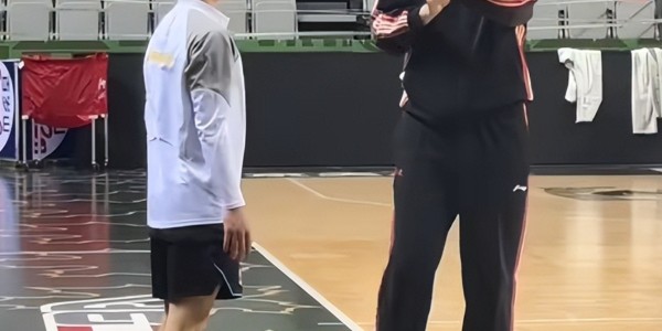 必发指数-温馨！杜锋亲自给19岁小将开小灶，希望他给徐杰分担压力